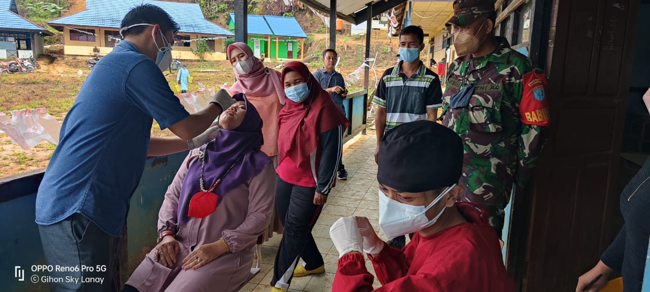 Tes Swab Antigen di SMA Negeri 1 Kayan Hulu