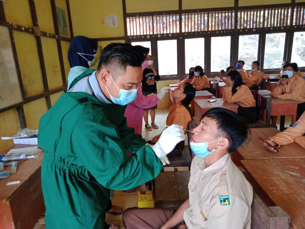 Tes Swab Antigen di SMA Negeri 1 Kayan Hulu