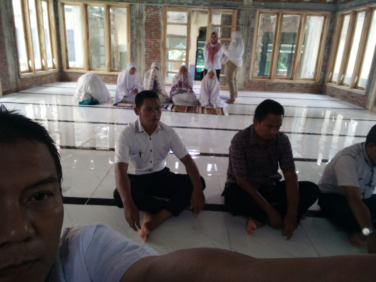 Sholat Dhuhur Berjama'ah di Masjid Baitul Izzah yang Baru