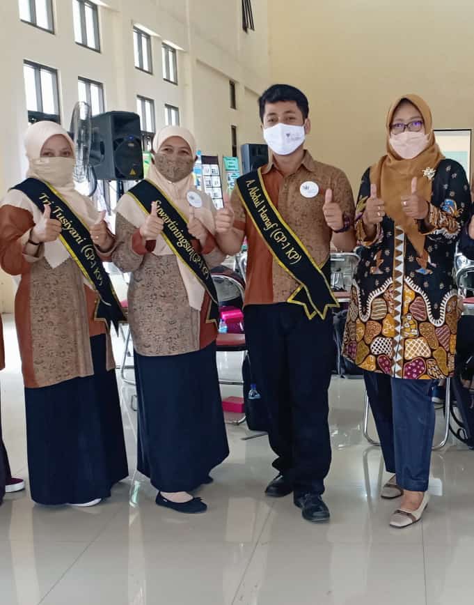 3 Guru Penggerak dengan Kepala Sekolah Florentina Nurwati, S.Pd, M.Si