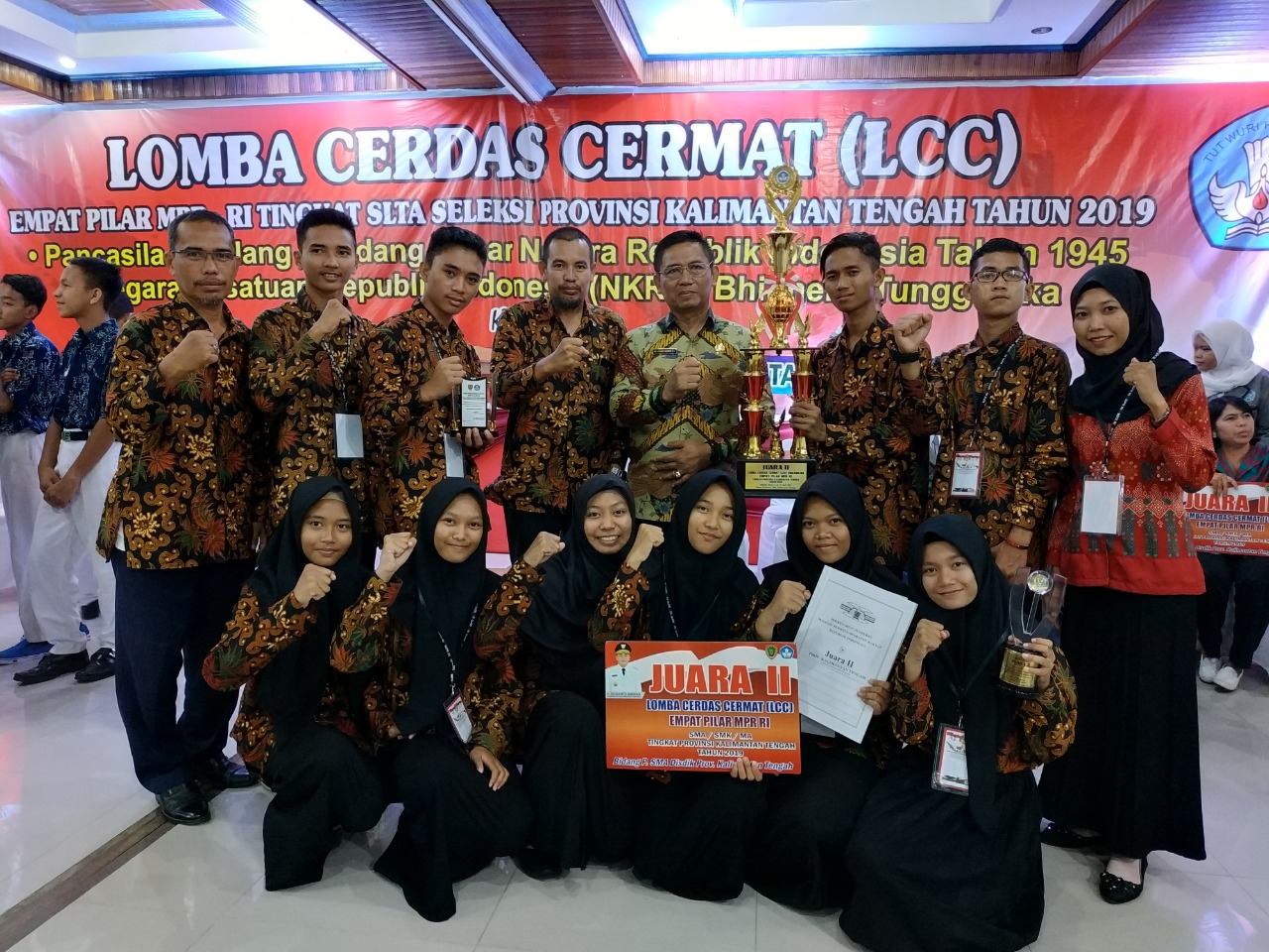 Foto Bersama tim LCC SMAN 1 Kotawaringin Lama