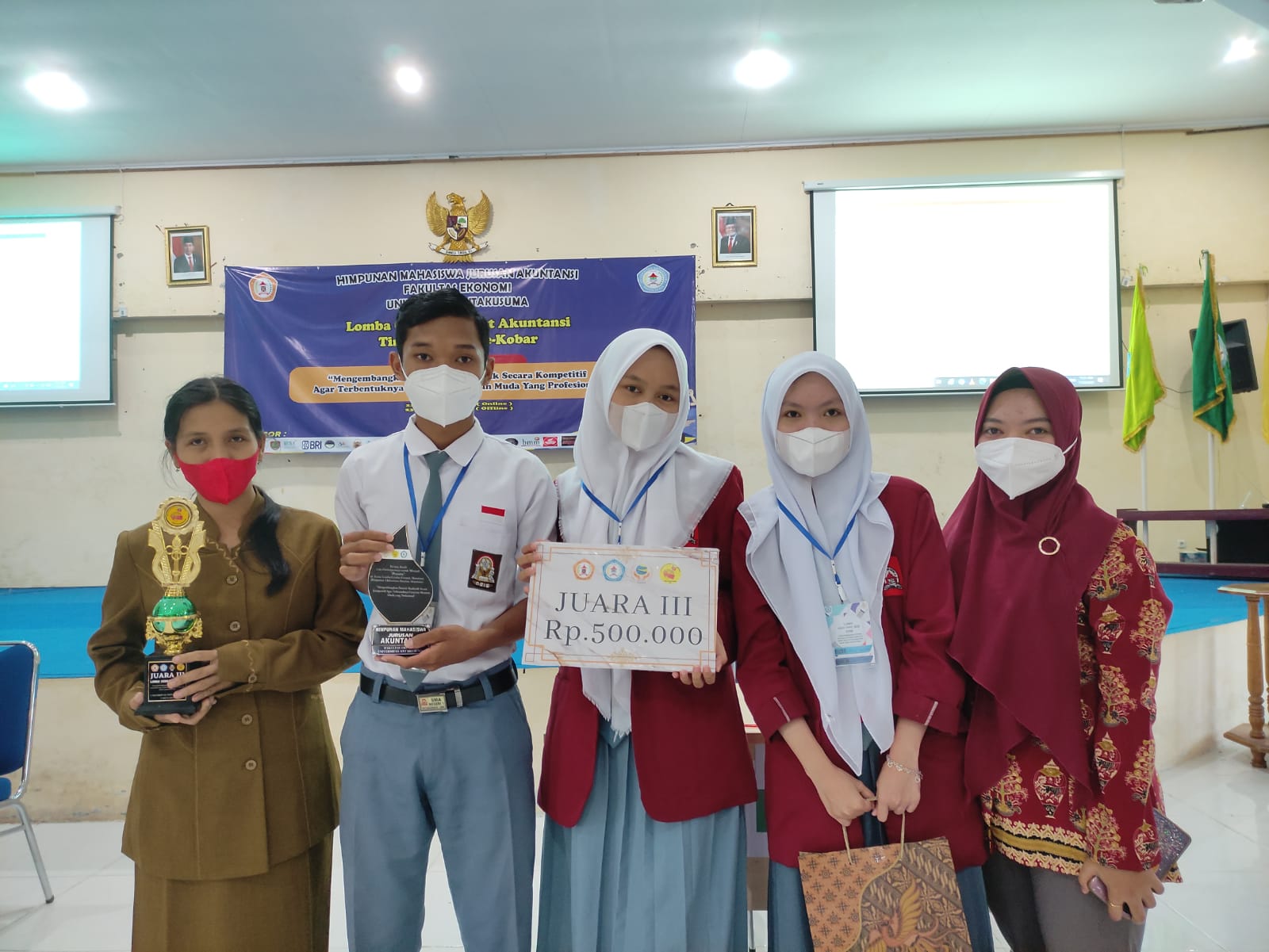 Guru Pembina beserta Tim LCC Ekonomi