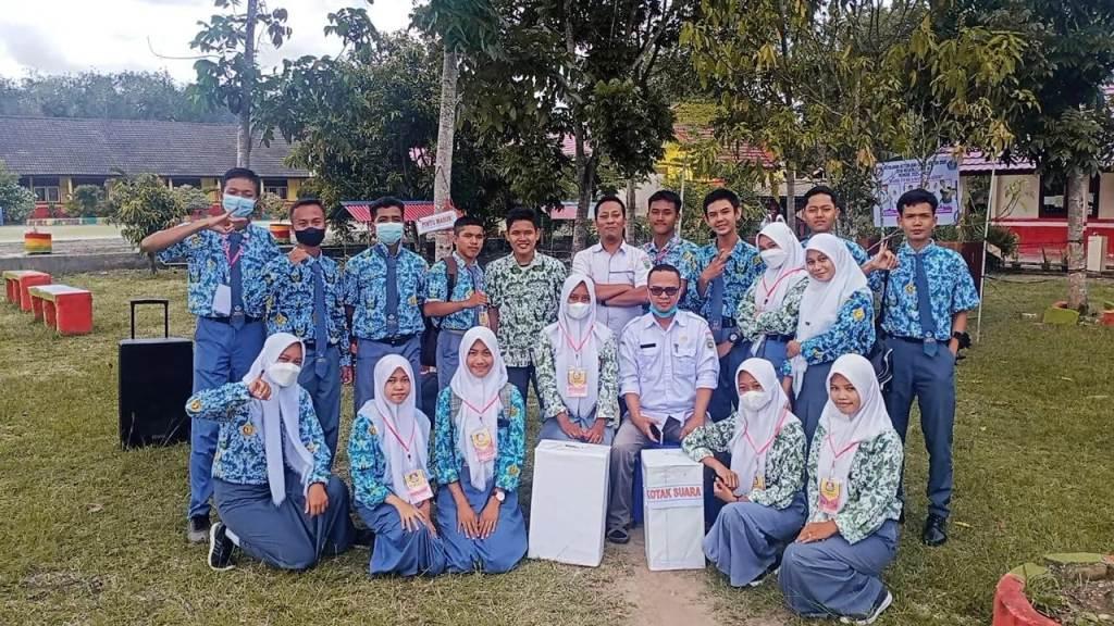 PEMILIHAN DAN PELANTIKAN KETUA OSIS, DAN WAKIL BESERTA PENGURUS OSIS PERIODE 2021 - 2022