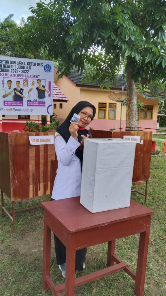 PEMILIHAN DAN PELANTIKAN KETUA OSIS, DAN WAKIL BESERTA PENGURUS OSIS PERIODE 2021 - 2022