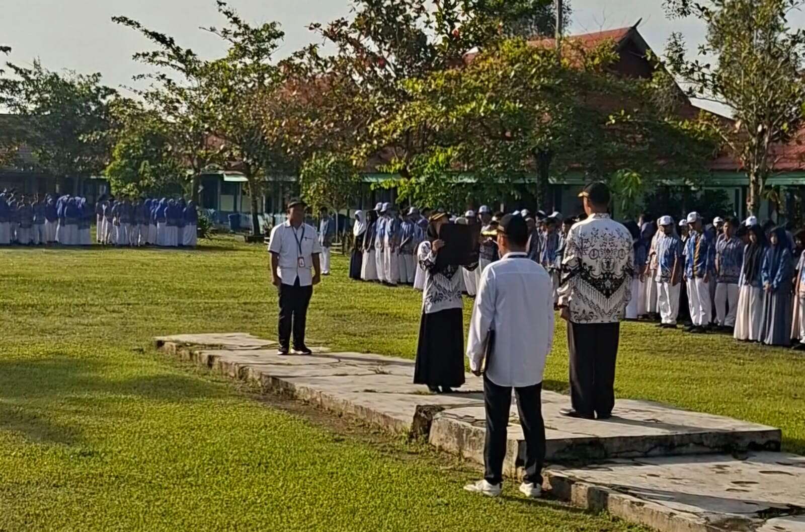 Upacara Hari Guru Nasional 2025 SMAN 1 Mentaya Hilir Selatan