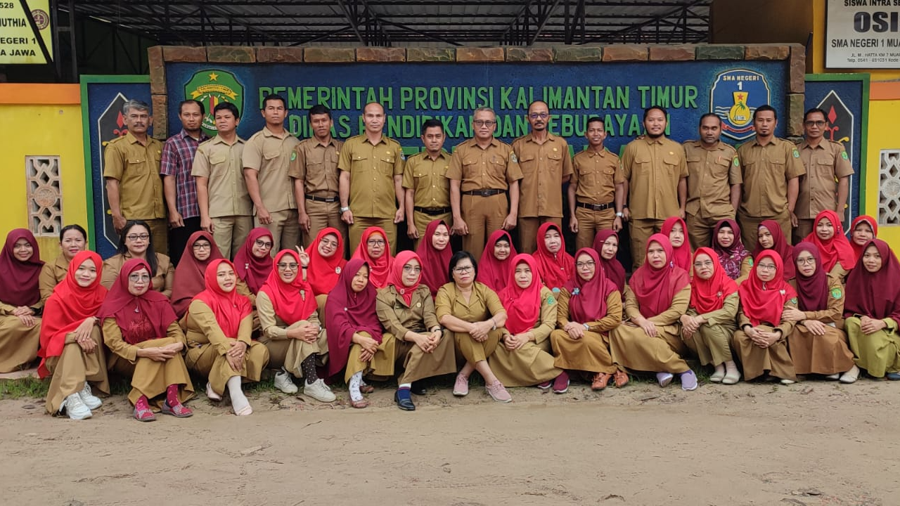 FOTO BERSAMA GURU DAN STAFF SMA NEGERI 1 MUARA JAWA