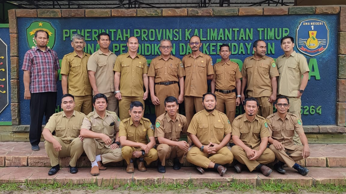 FOTO BERSAMA GURU DAN STAFF SMA NEGERI 1 MUARA JAWA