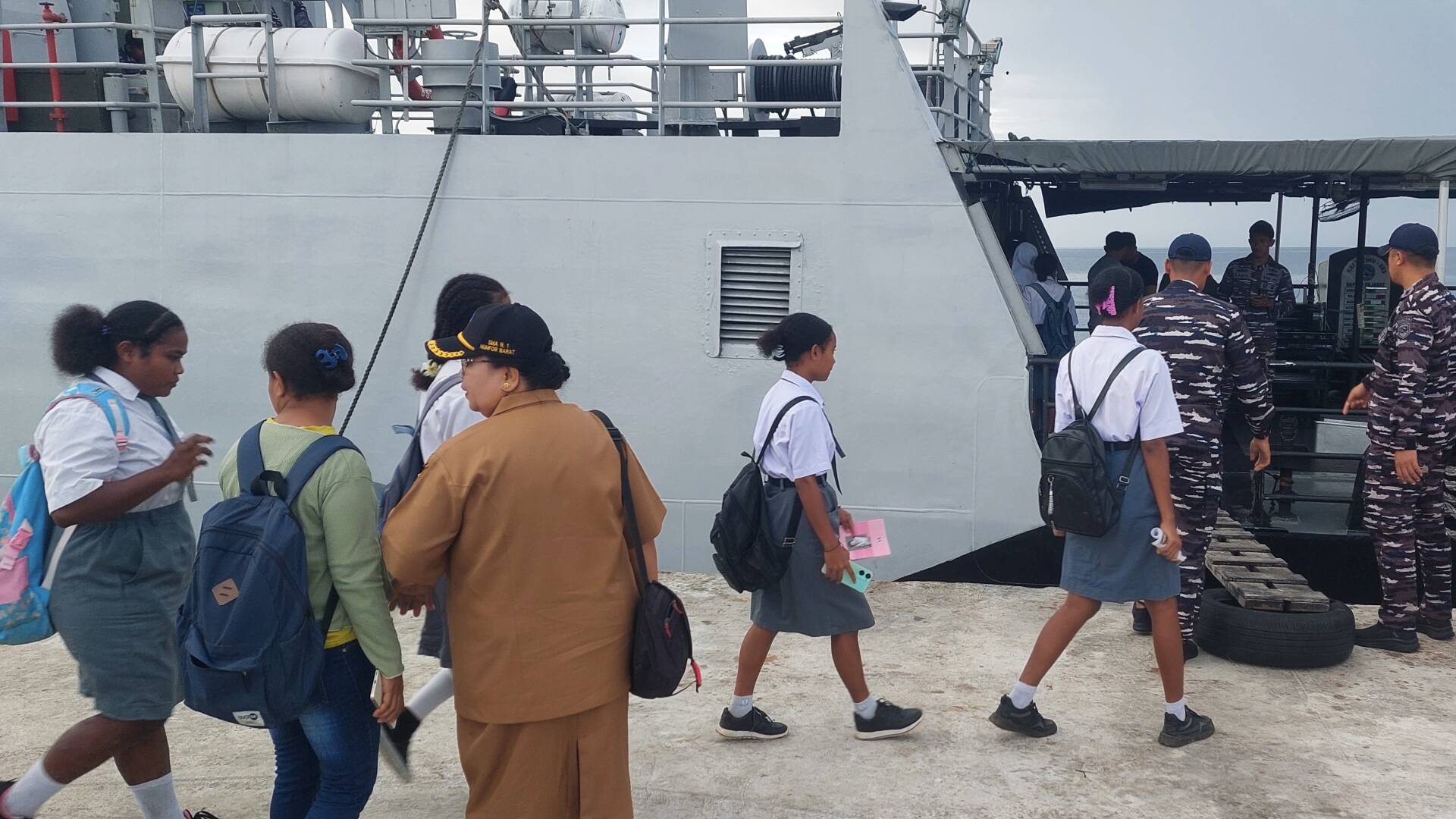 Giat Tour Siswa di KRI Tatihu-853