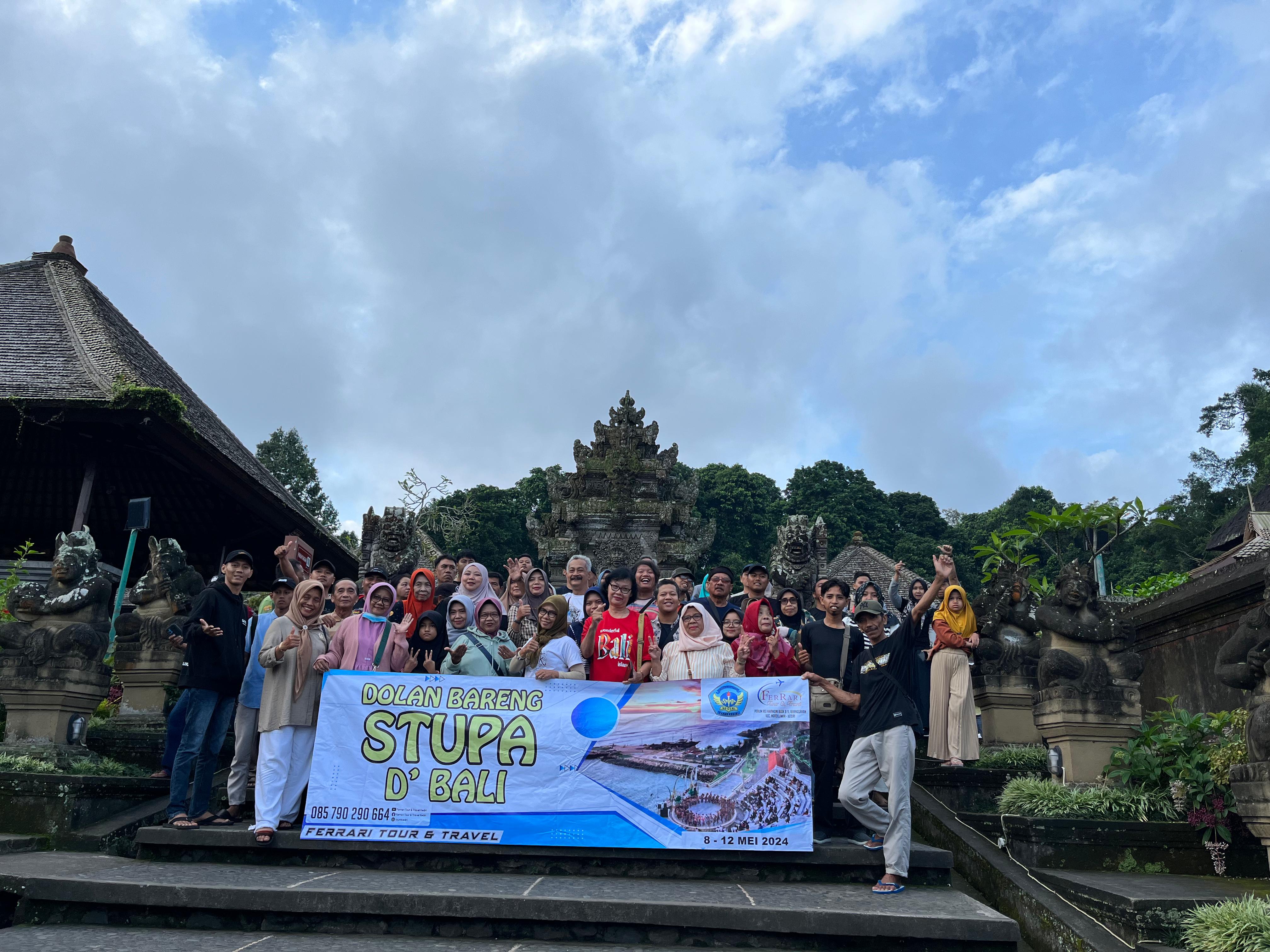 Foto bersama di desa Panglipuran