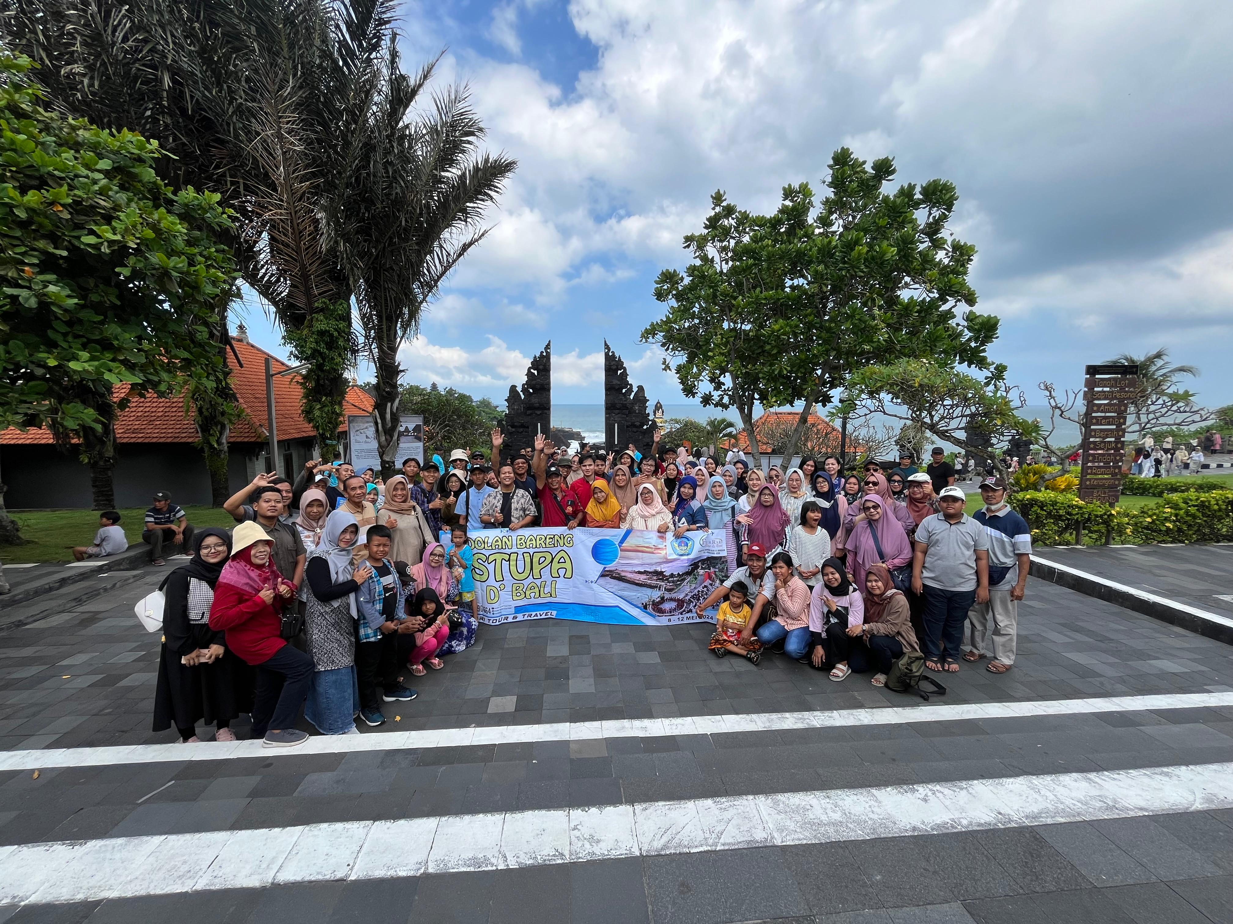Foto bersama di pantai Tanah Lot