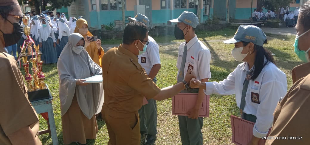 Upacara Penyerahan Hadiah Peserta (LCC) GenBI 2021 di SMAN 1 Pasangkayu