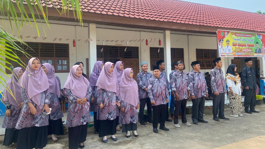 Bapak dan Ibu guru SMAN 1 Pekaitan