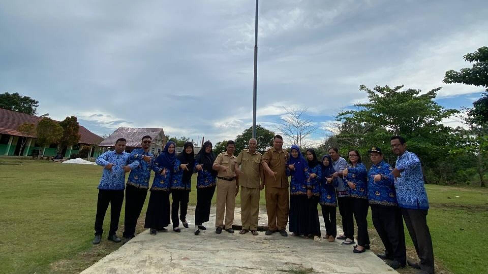 foto bersama guru bersama kepala sekolah sehabis upacara