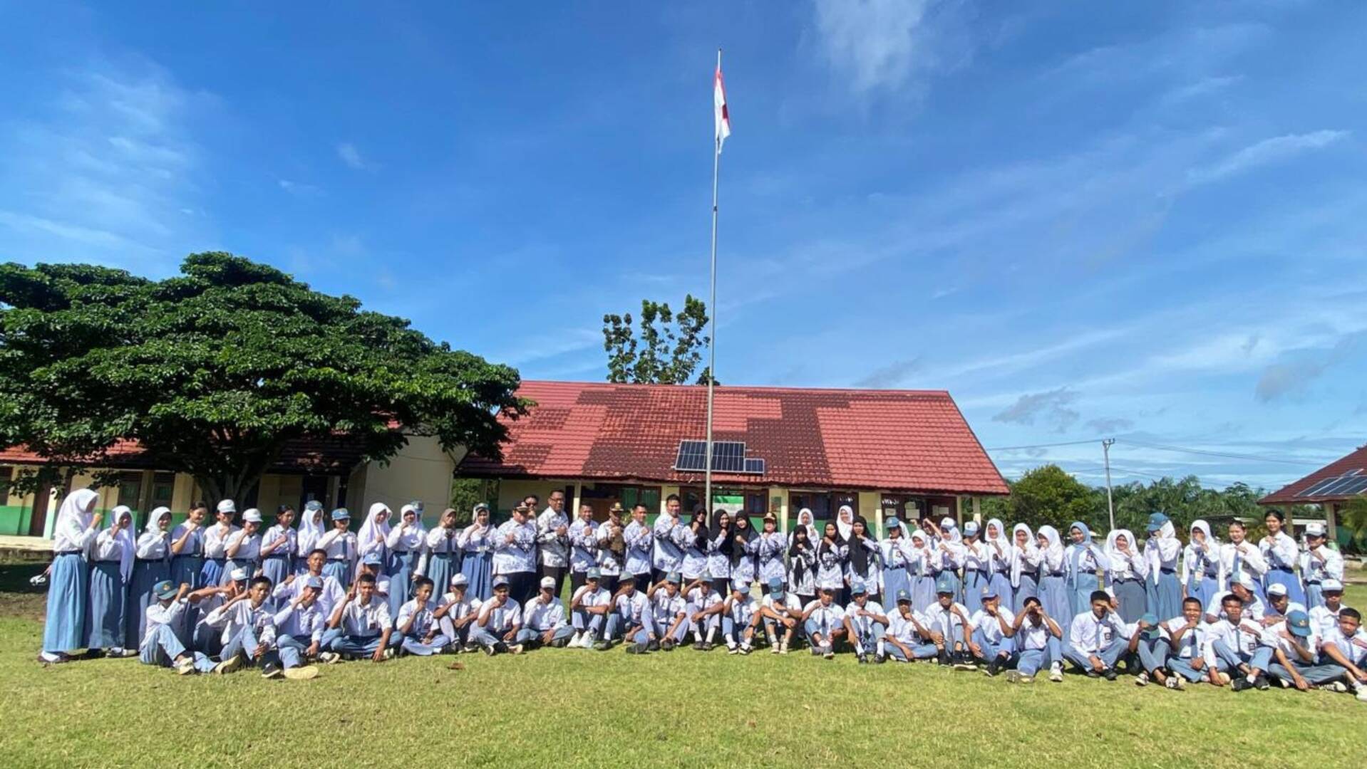 foto bersama siswa dan guru sehabis HGN 2025