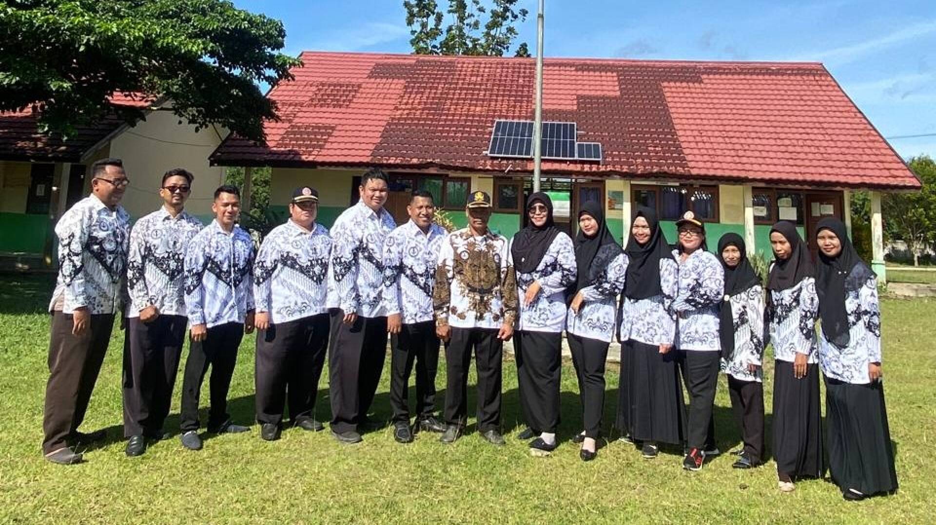 Foto para Guru sehabis upacara HGN