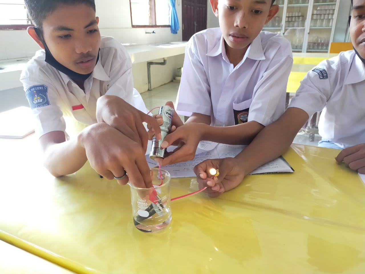 Kegiatan Praktikum Kimia