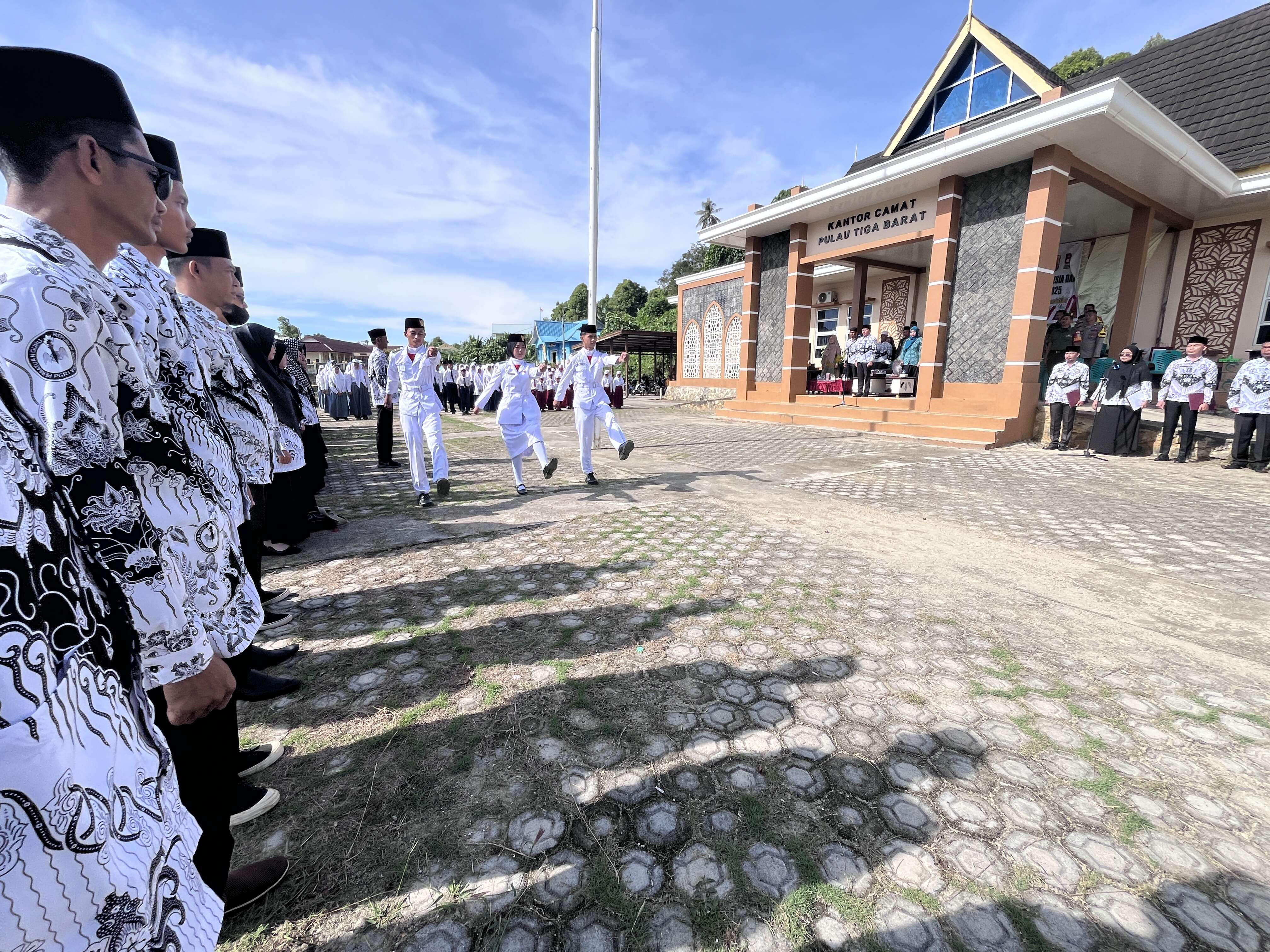 📰 Hari Guru Nasional SMAN 1 Pulau Tiga Barat: Upacara Bersama, Penampilan Siswa, dan Pesta Tukar Kado Penuh Keceriaan