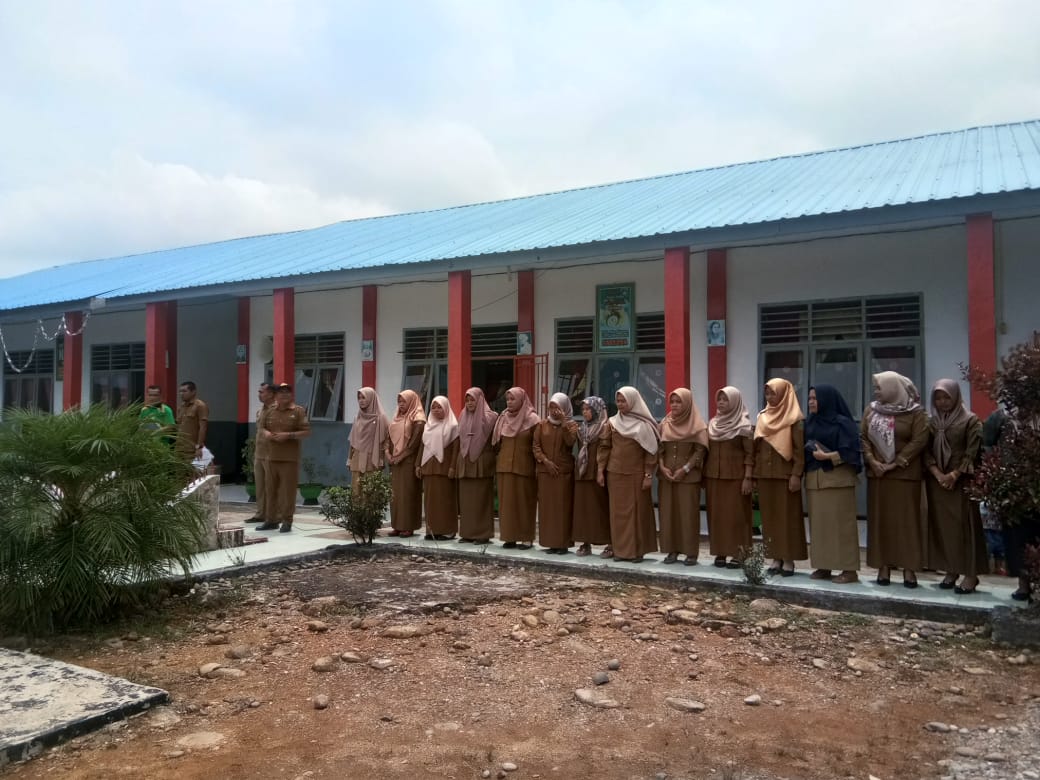 Upacara Bendera Hari Senin di SMAN 1 Ranto Baek