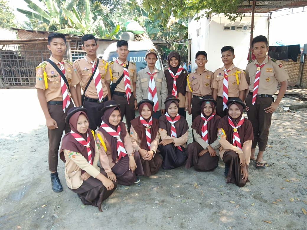 Foto bersama dengan Pembina Pramuka