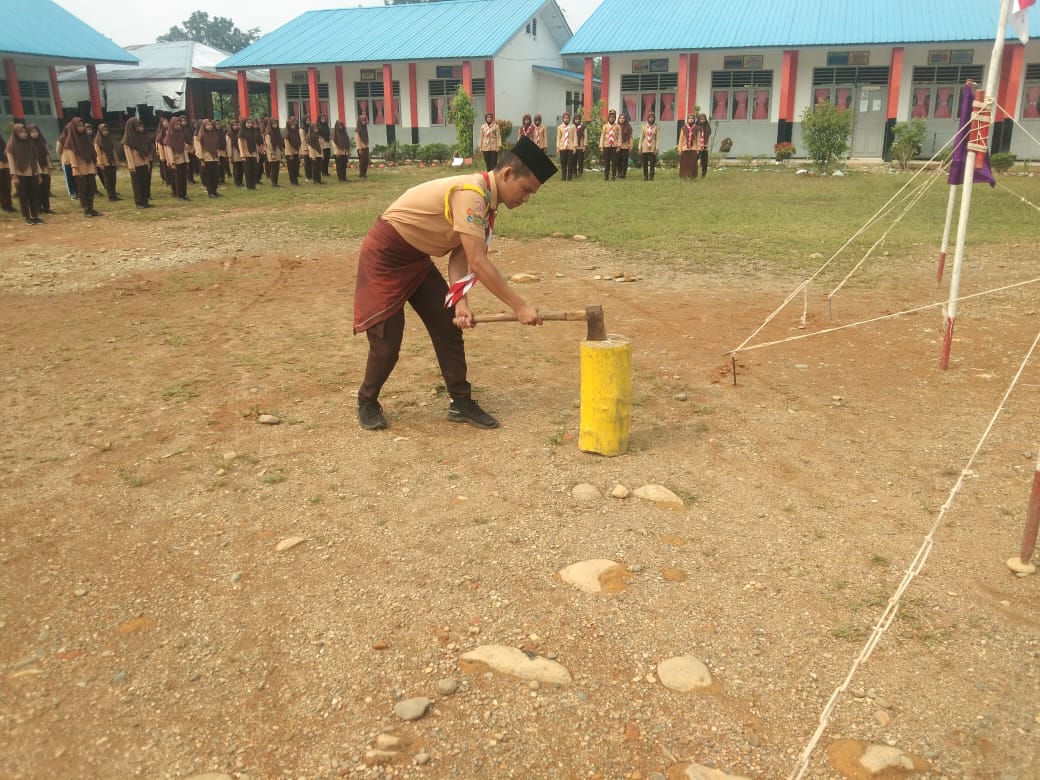 Penancapan Adat Ambalan di SMAN 1 Ranto Baek