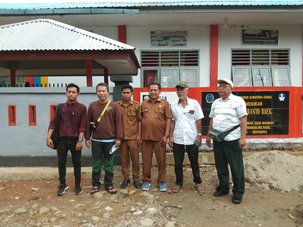 Foto bersama Pihak Sekolah dengan ASN Daerah Setempat