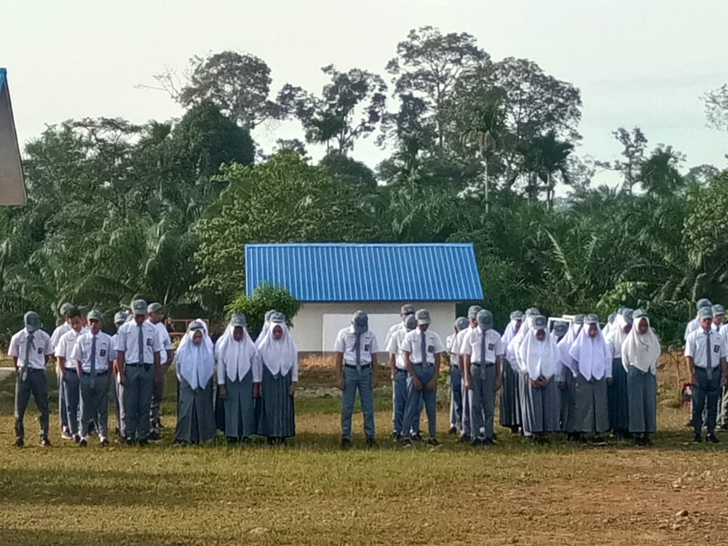 Upacara Bendera Hari Senin di SMAN 1 Ranto Baek