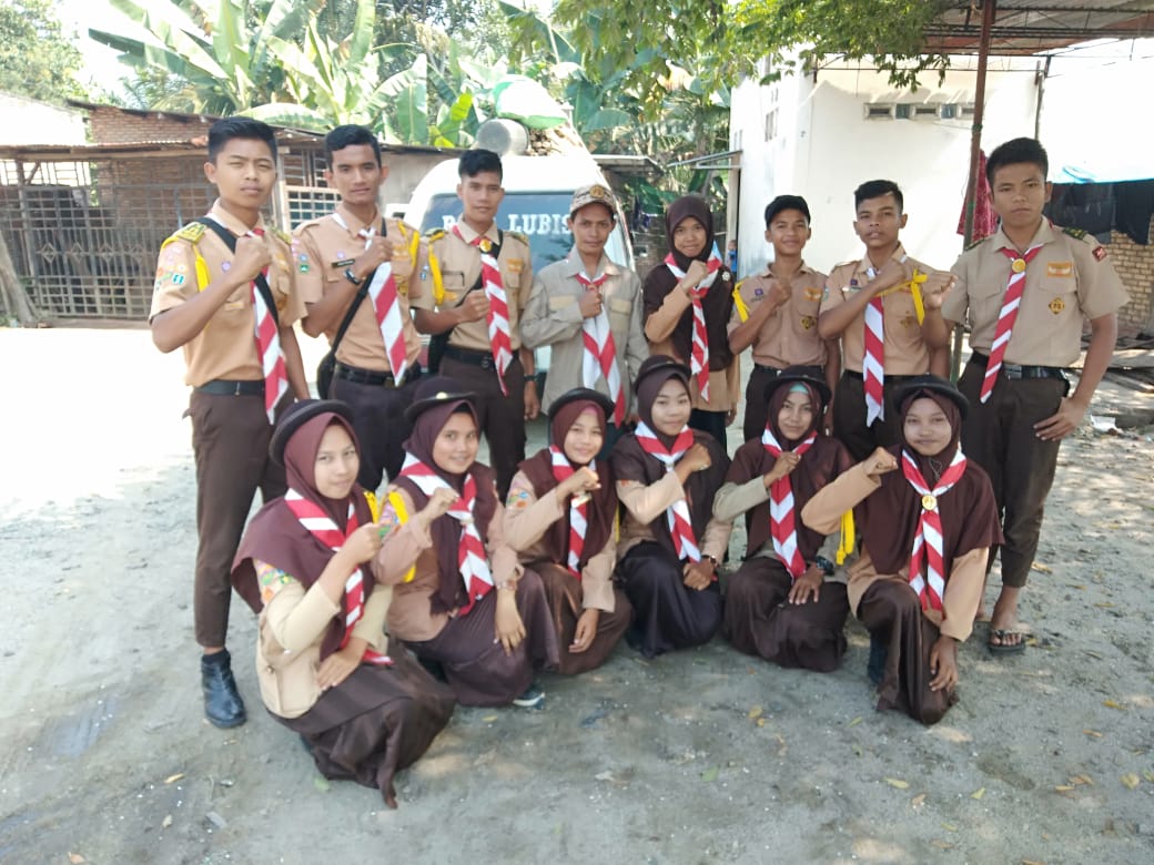 Foto bersama dengan Pembina Pramuka