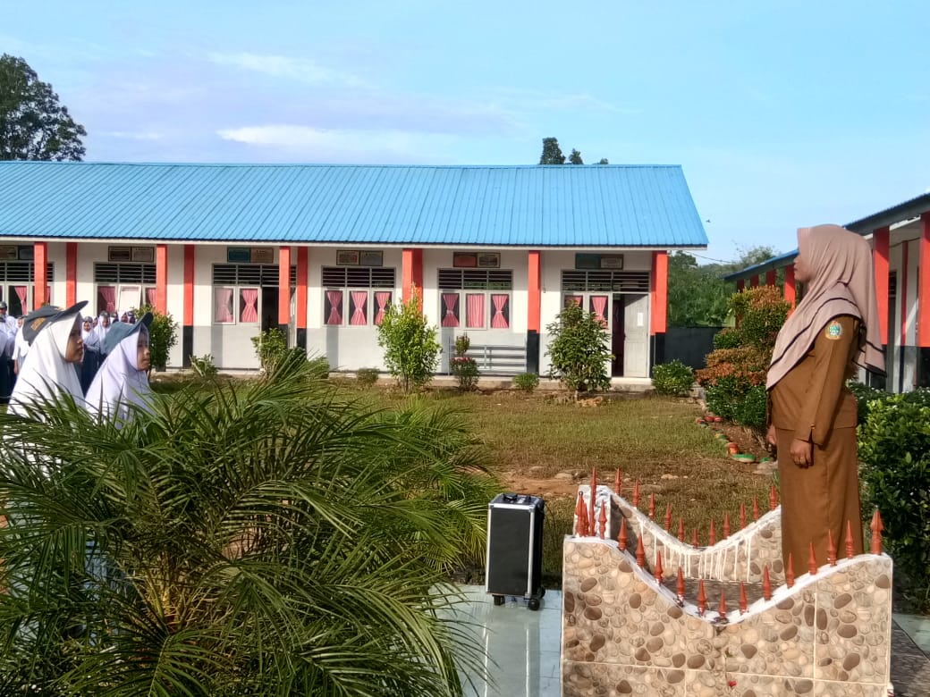 Upacara Bendera Hari Senin di SMAN 1 Ranto Baek
