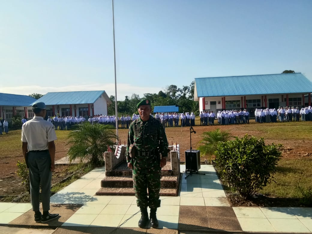 Upacara Bendera Hari Senin di SMAN 1 Ranto Baek