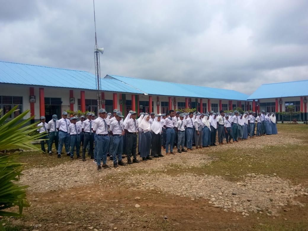 Upacara Bendera Hari Senin di SMAN 1 Ranto Baek