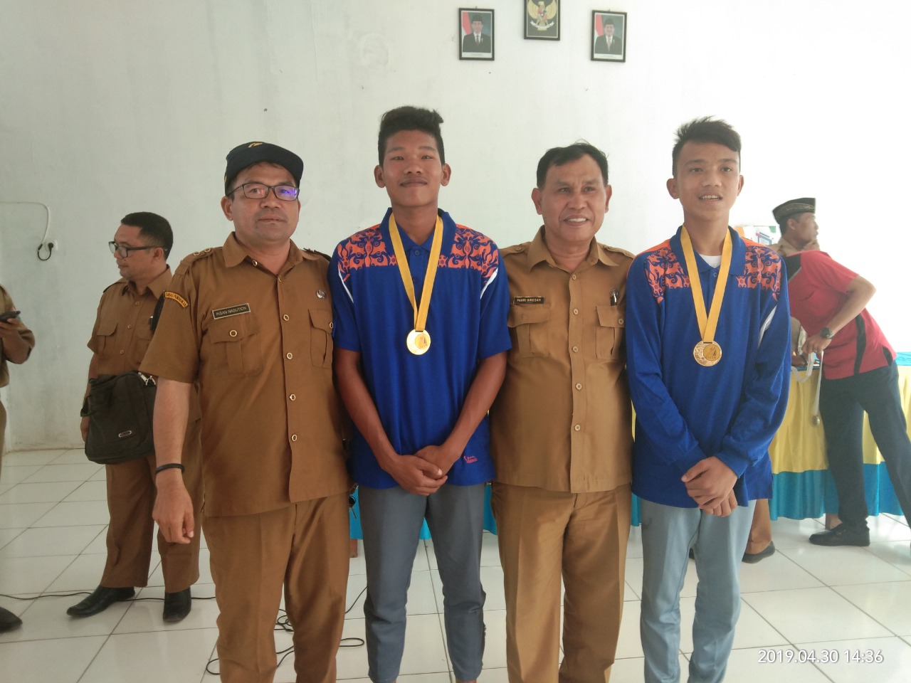 Foto Siswa Berprestasi dengan ASN Daerah Setempat
