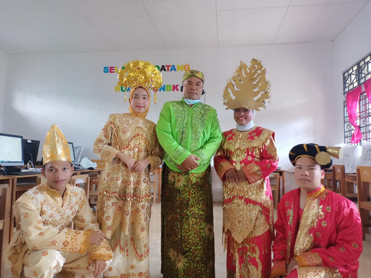 FOTO BERSAMA KEPALA SMA NEGERI 1 RANTO BAEK
