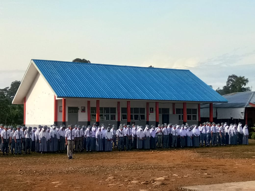 Upacara Bendera Hari Senin di SMAN 1 Ranto Baek