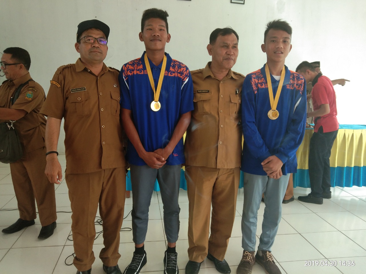 Foto Siswa Berprestasi dengan ASN Daerah Setempat