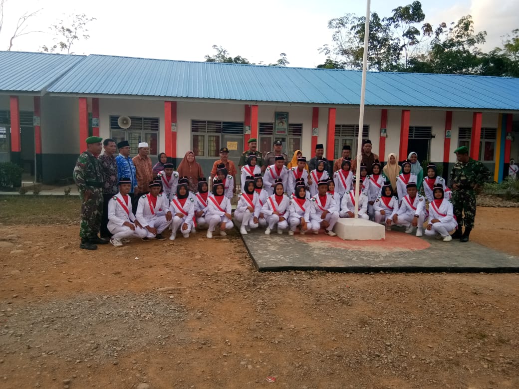 Foto bersama Koramil, Kepolisian, Camat, Dokter, Kepala Sekolah dan Korwil
