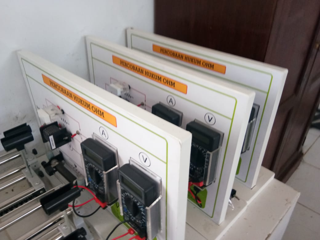 Bantuan dari Pemerintah berupa Alat-Alat Laboratorium