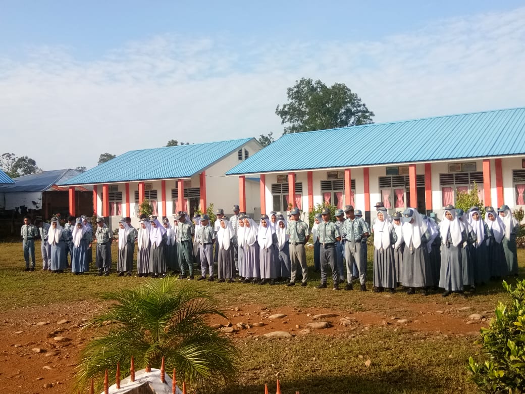 Upacara Bendera Hari Senin di SMAN 1 Ranto Baek