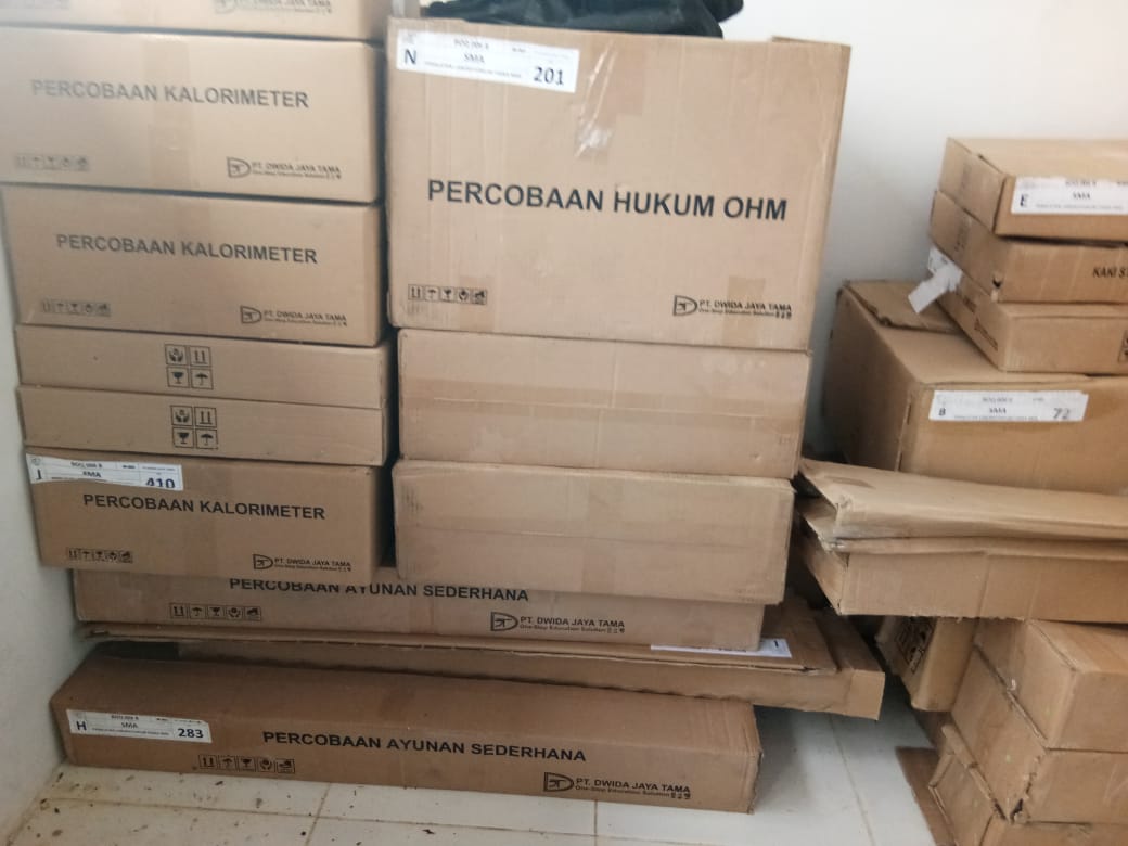 Bantuan dari Pemerintah berupa Alat-Alat Laboratorium