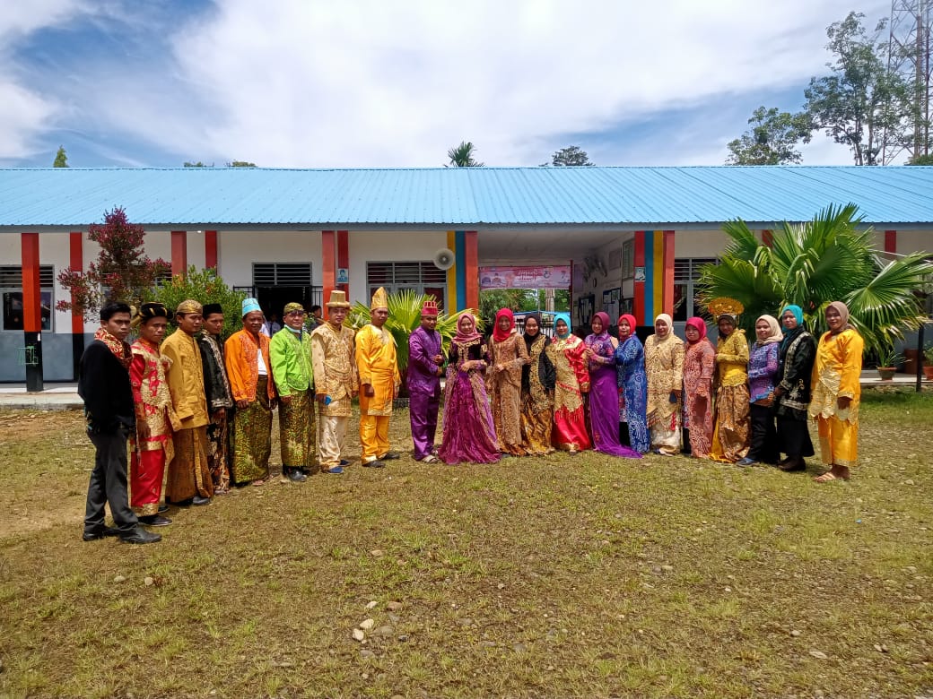FOTO BERSAMA GURU DAN STAF MEMAKAI PAKAIAN ADAT
