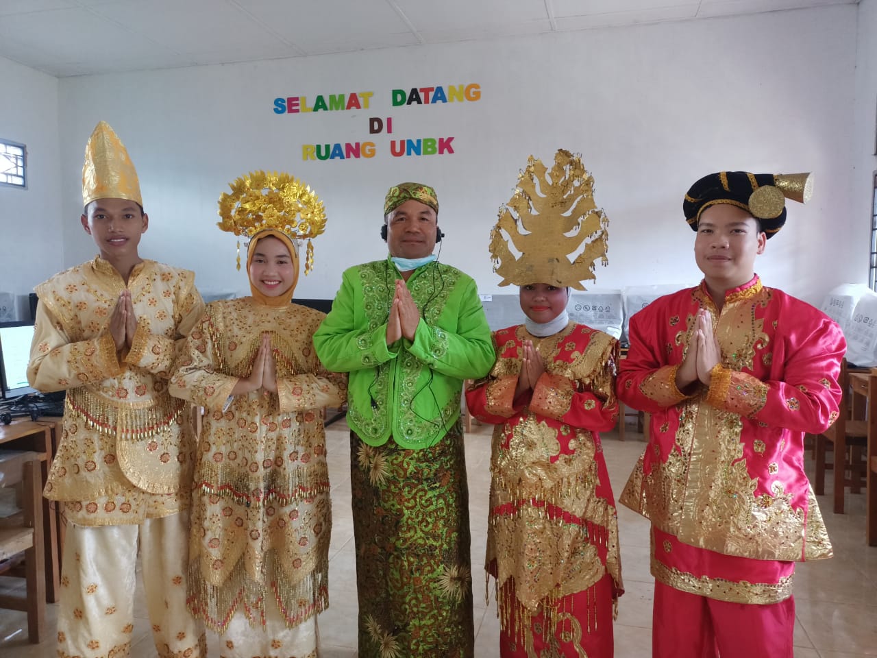 FOTO BERSAMA KEPALA SMA NEGERI 1 RANTO BAEK