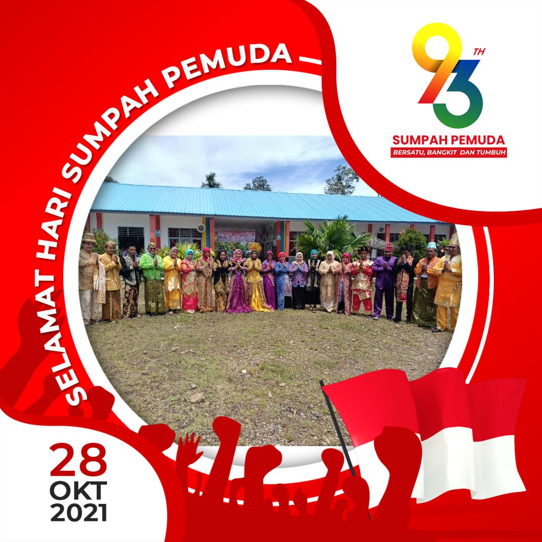 FOTO BERSAMA GURU DAN STAF MEMAKAI PAKAIAN ADAT