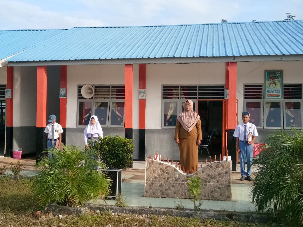 Upacara Bendera Hari Senin di SMAN 1 Ranto Baek