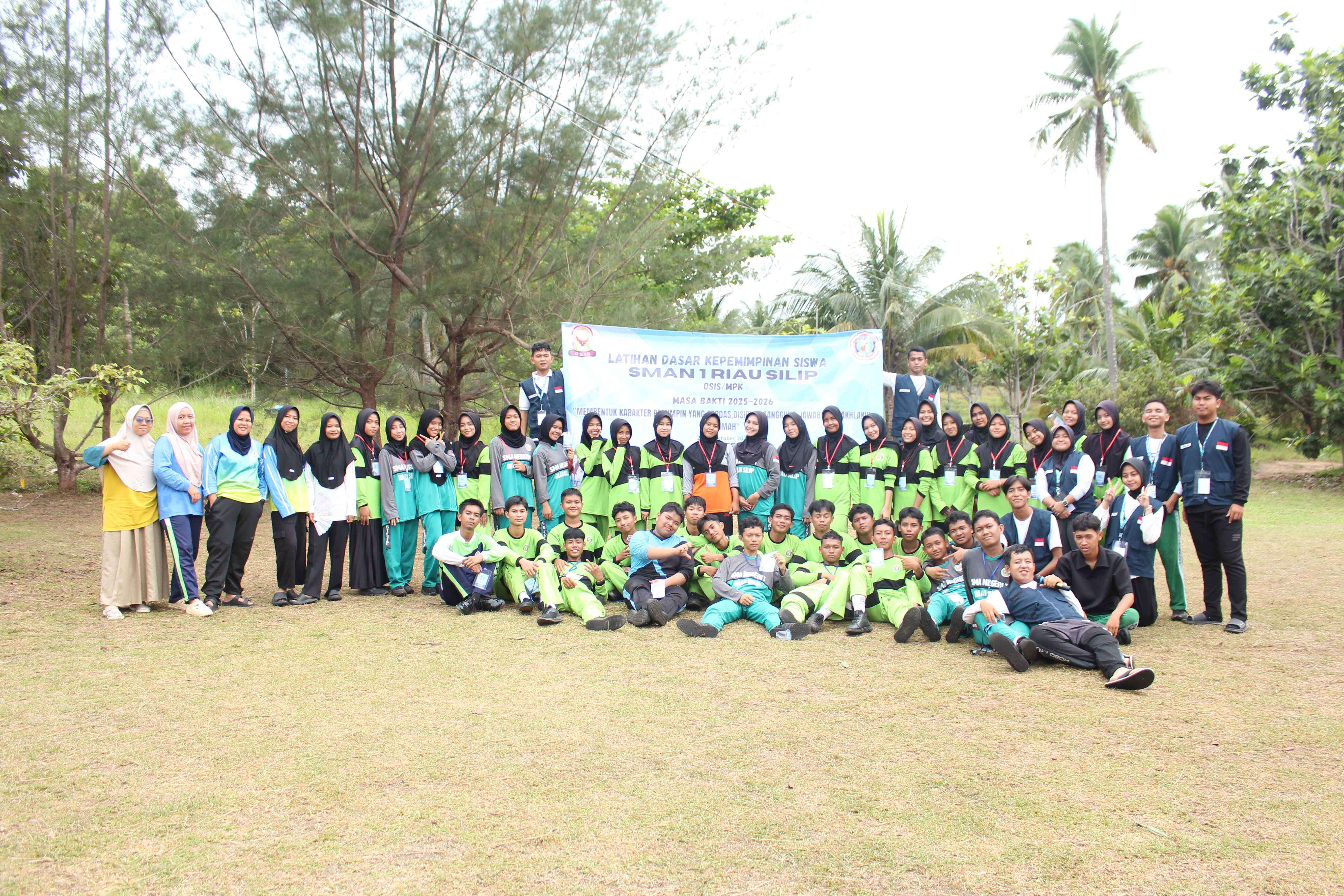 Menempa Jiwa Pemimpin Muda di Ujung Pantai: LDKS OSIS/MPK SMAN 1 Riau Silip 2025/2026