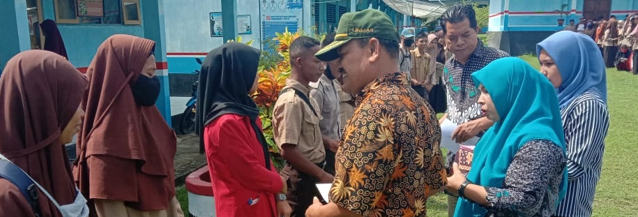Penyerahan penghargaan  kepada siswa dalam kegiatan lomba kebersihan antar kelas oleh Kepala SMAN 1 Sampolawa