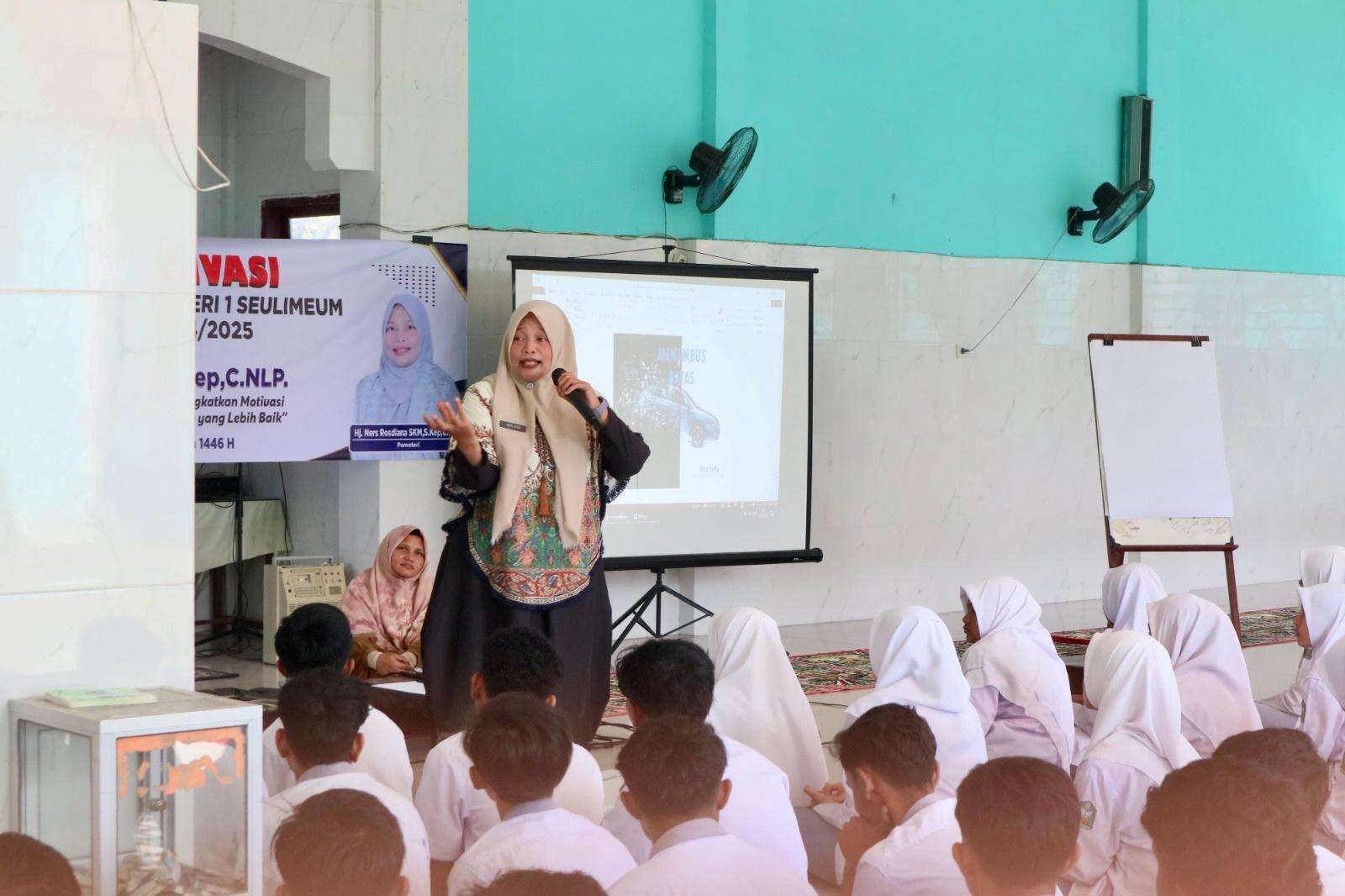 Training Motivasi Siswa Kelas XII Bersama Ketua Umum Yayasan Ners Rody Motivator (NRM) Aceh