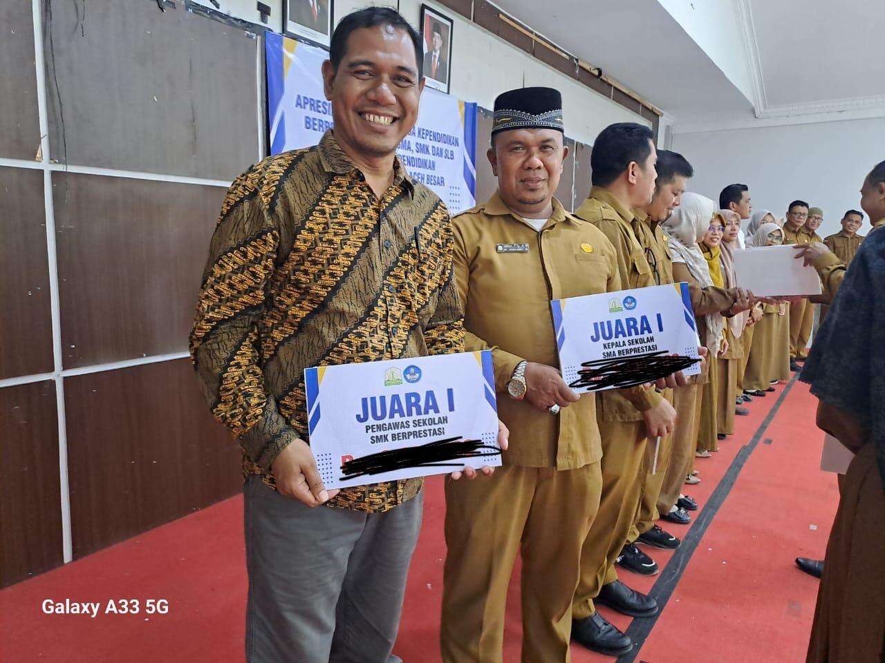 Kepala Sekolah SMA Negeri 1 Seulimeum Meraih Juara 1 Lomba Kepala Sekolah Berprestasi Se Aceh Besar