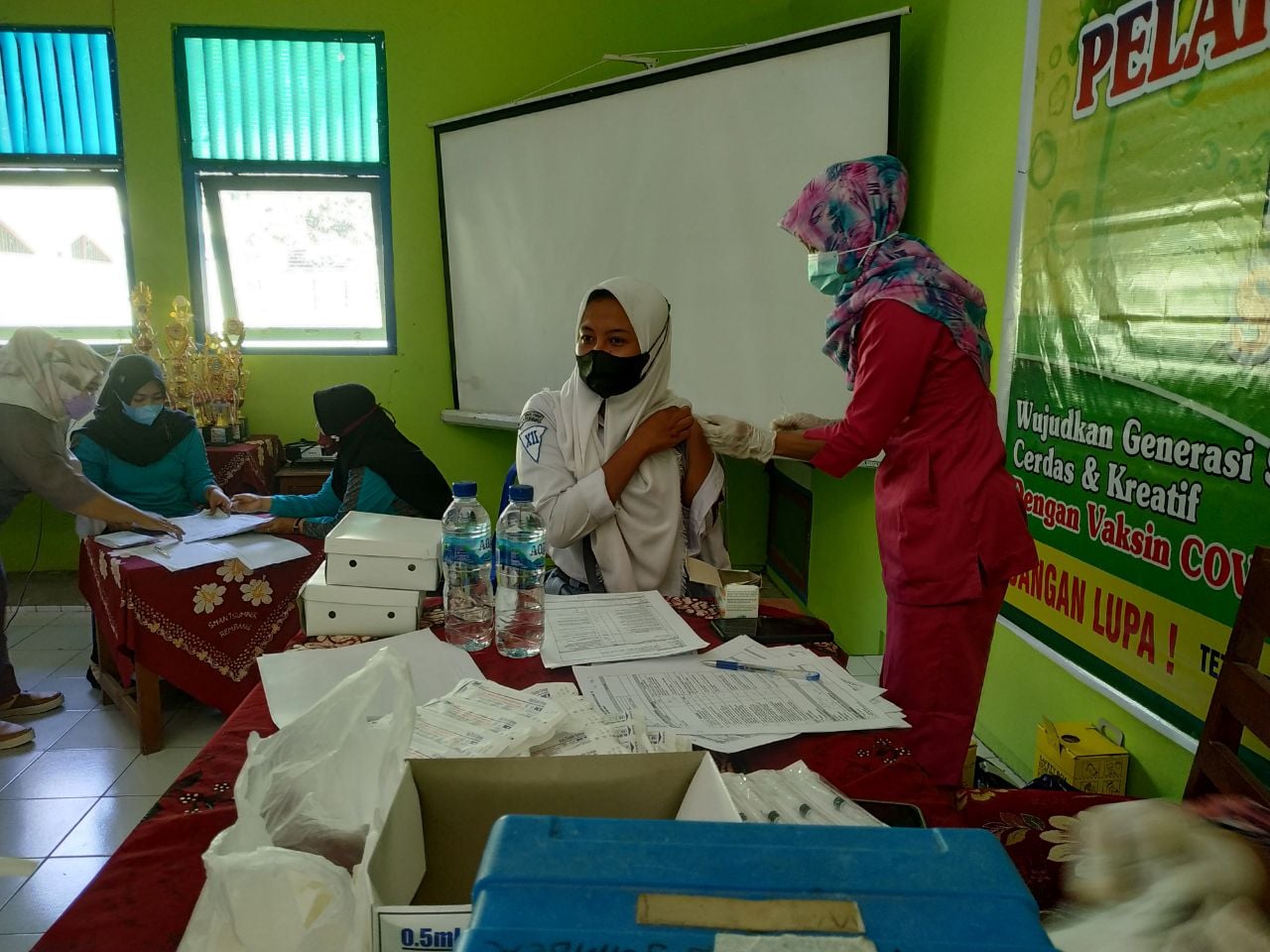 Kegiatan Vaksinasi SMAN 1 SUMBER