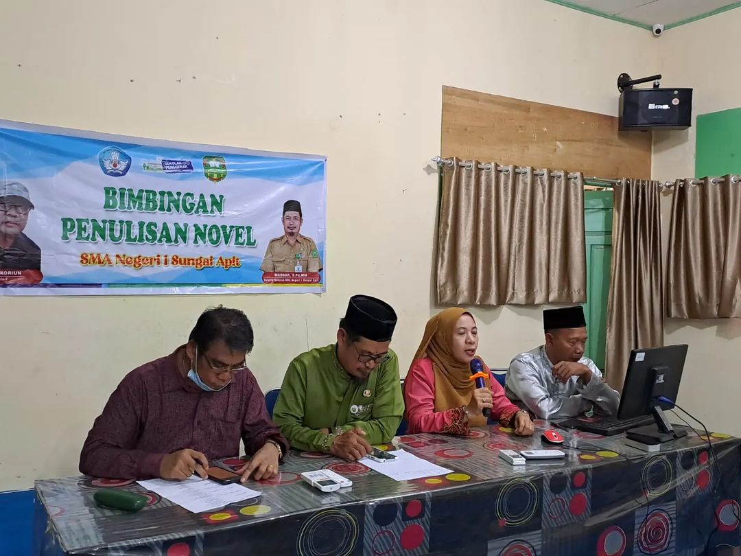 Rapat dinas rutin SMA Negeri 1 Sungai Apit sekaligus pembukaan bimbingan penulisan novel bersama Penulis Hary B. Koriun