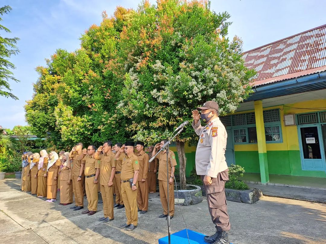 Pelaksanaan upacara bendera Senin 15 Agustus 2022 di SMAN 1 Sungai Apit.