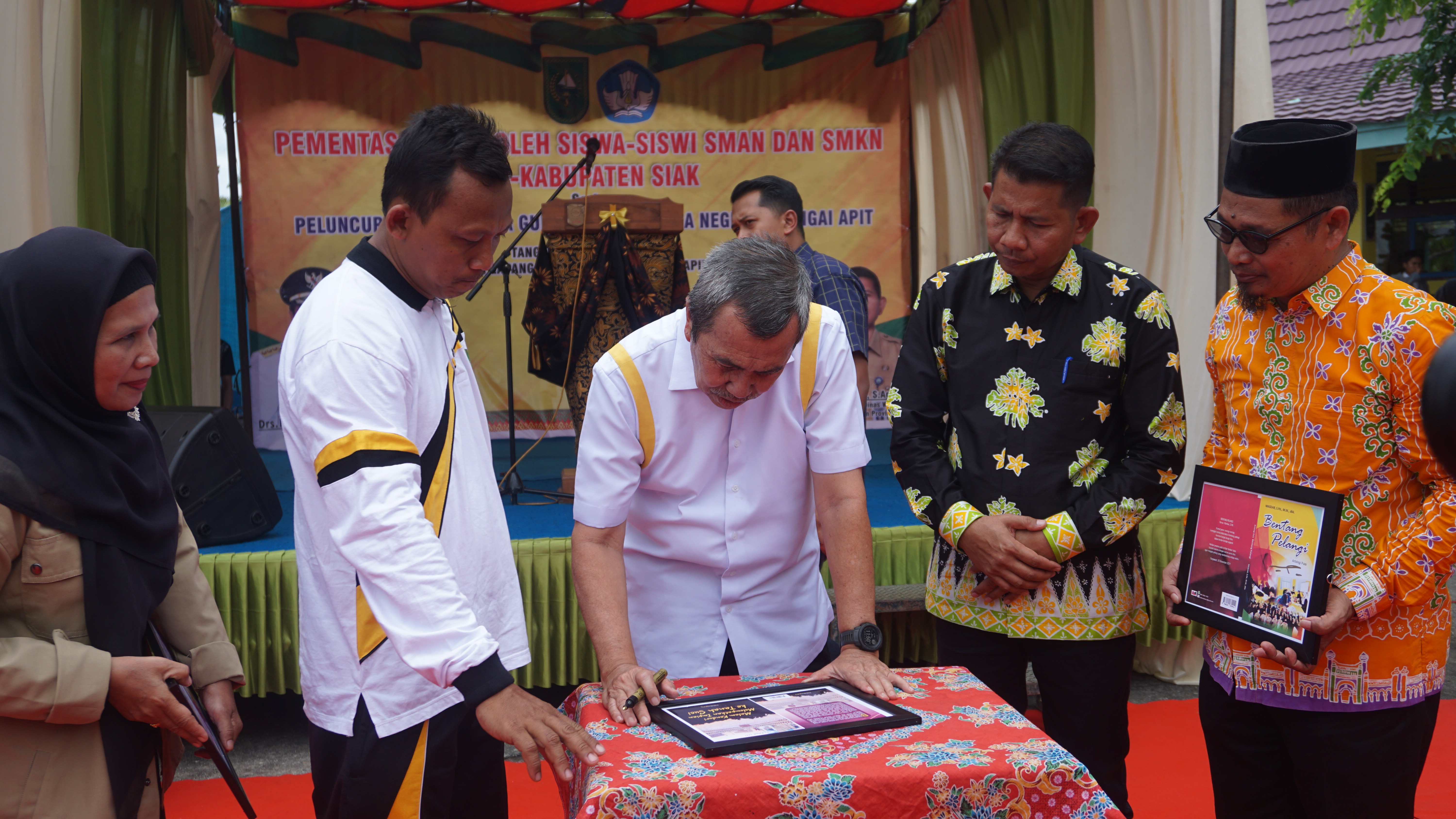 Kunjungan Gubernur Riau Ke SMA N 1 Sungai Apit